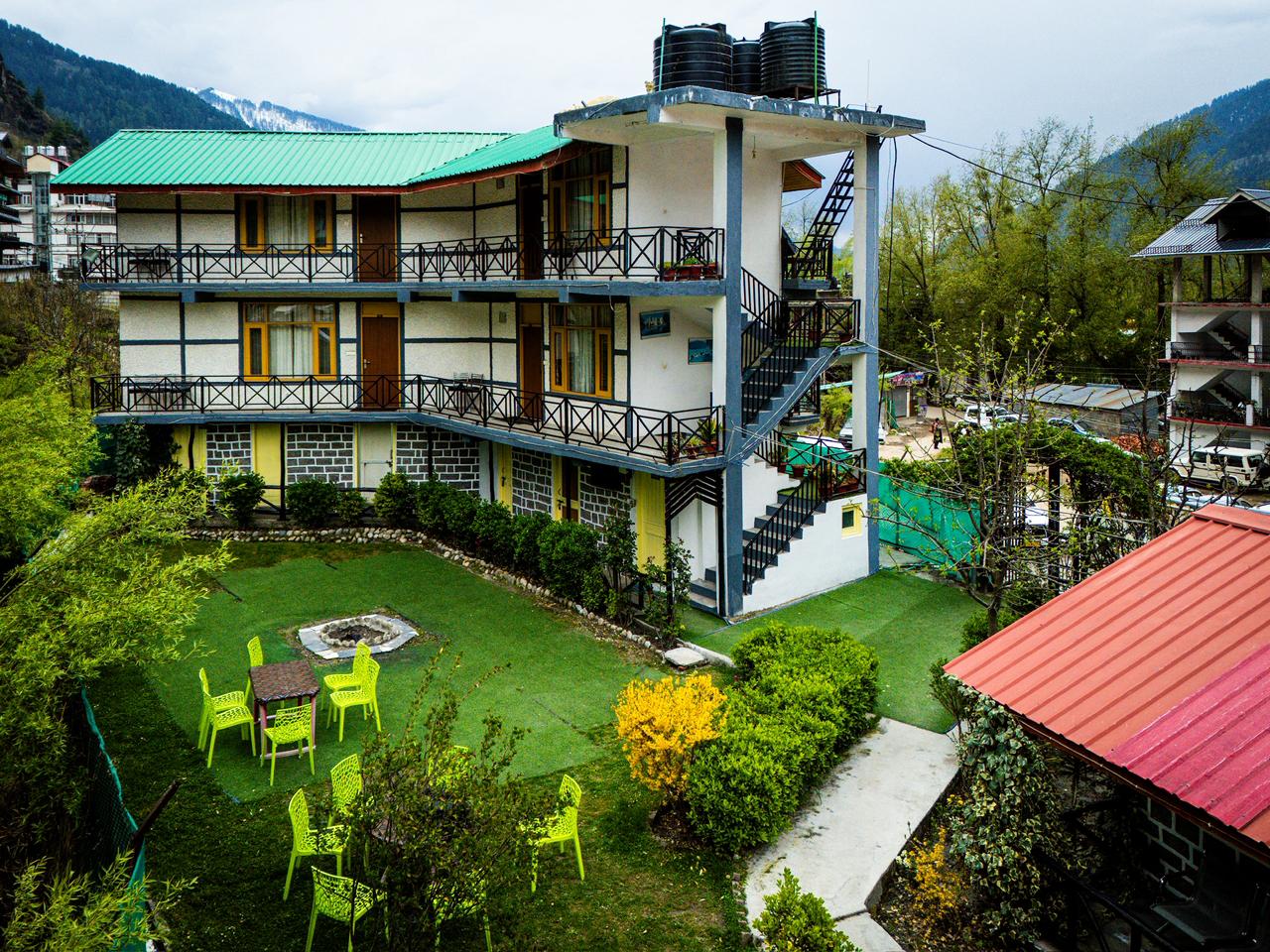 Hotel Seraj exterior with garden